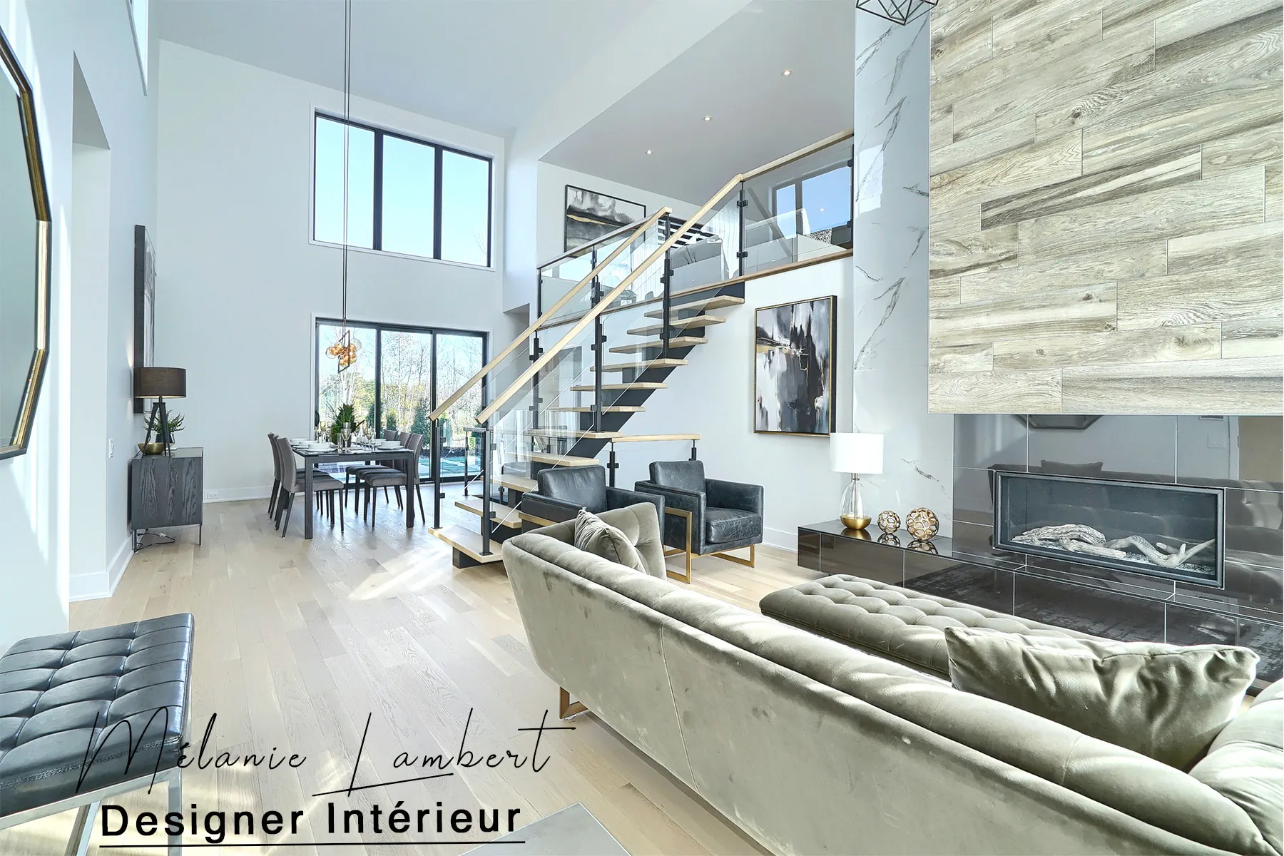 Salon à aire ouverte sous mezzanine